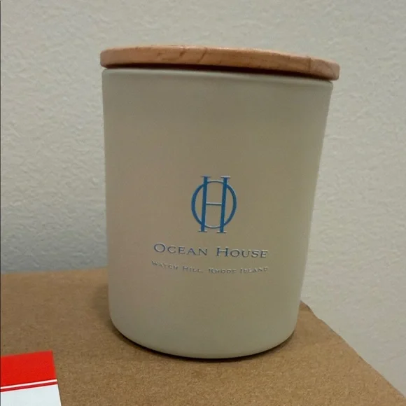 Ocean House Scented Candle with Wooden Lid - Cream - Picture 2 of 6